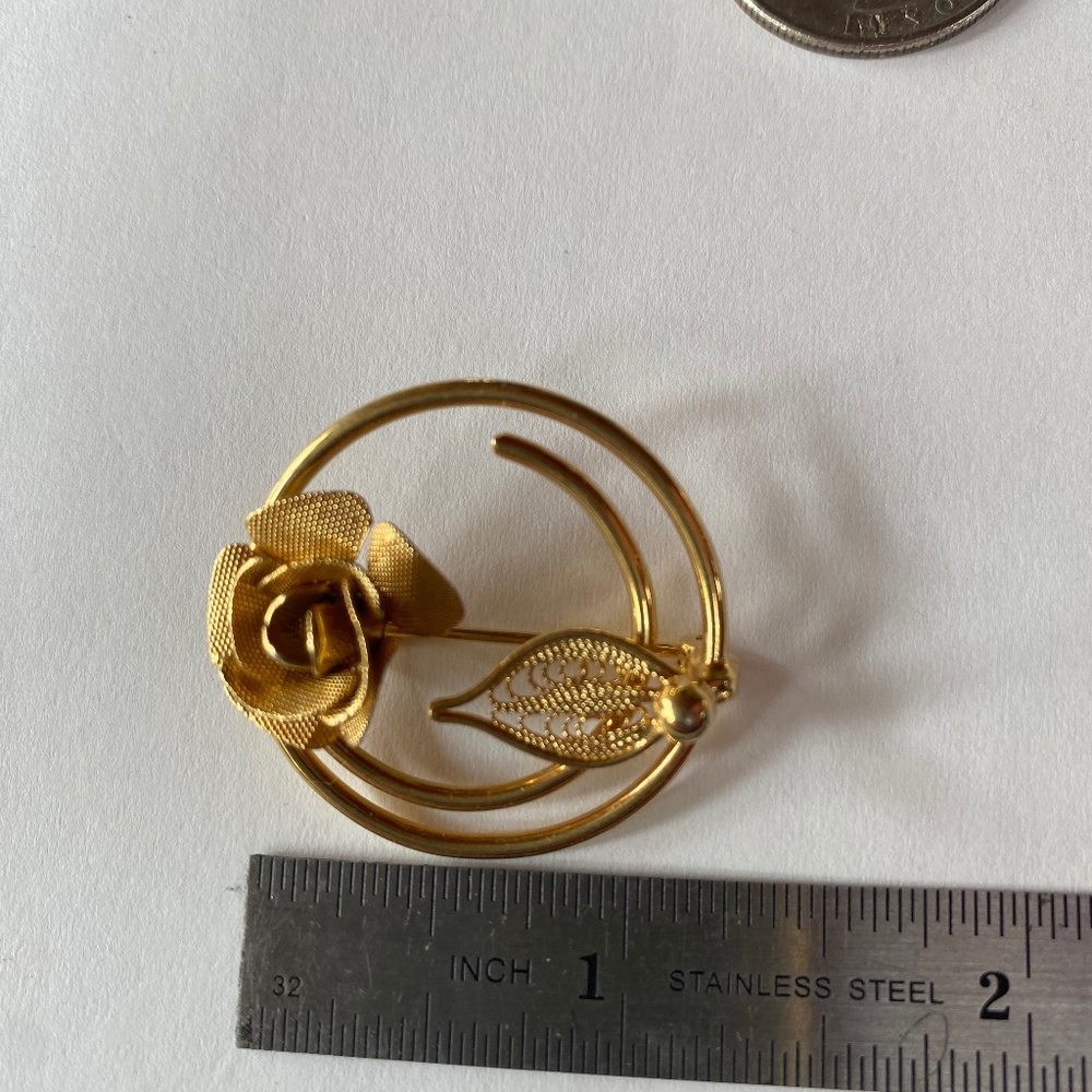 Vintage Sarah Coventry Rose Leaf Circle Brooch